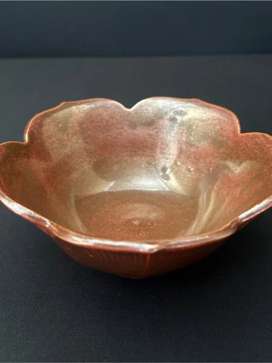 Two-Tone Flower Shaped Bowl Glossy Reddish Brown Glaze Scalloped Rim Ribbed 6" - Picture 4 of 9